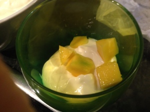 Colocando la primera capa de trozos de mango :-)